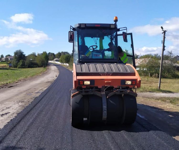 З Городенки до Івано-Франківська ремонтують "дорогу життя". ФОТО