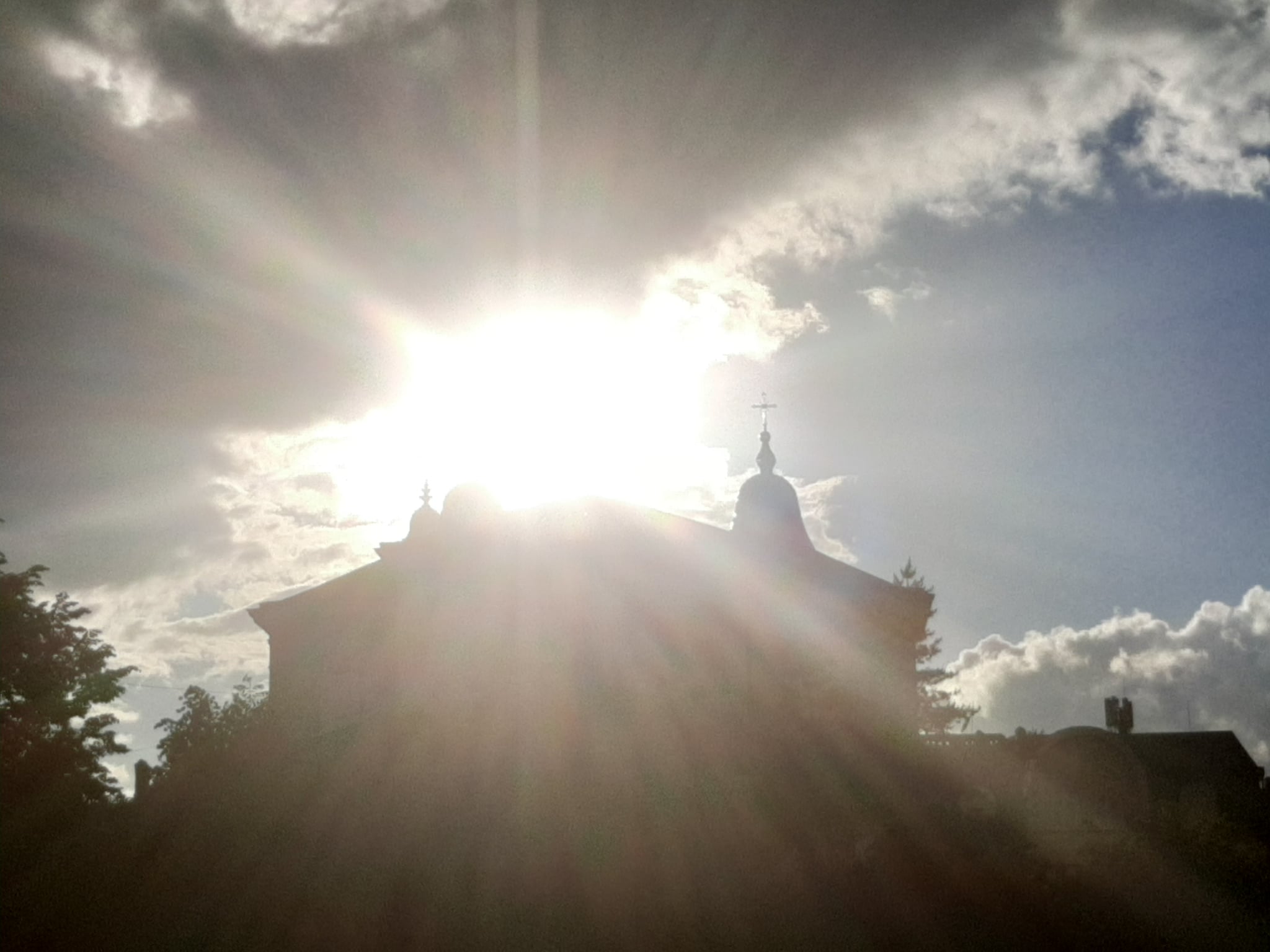 Чому і як мертві нам допомагають