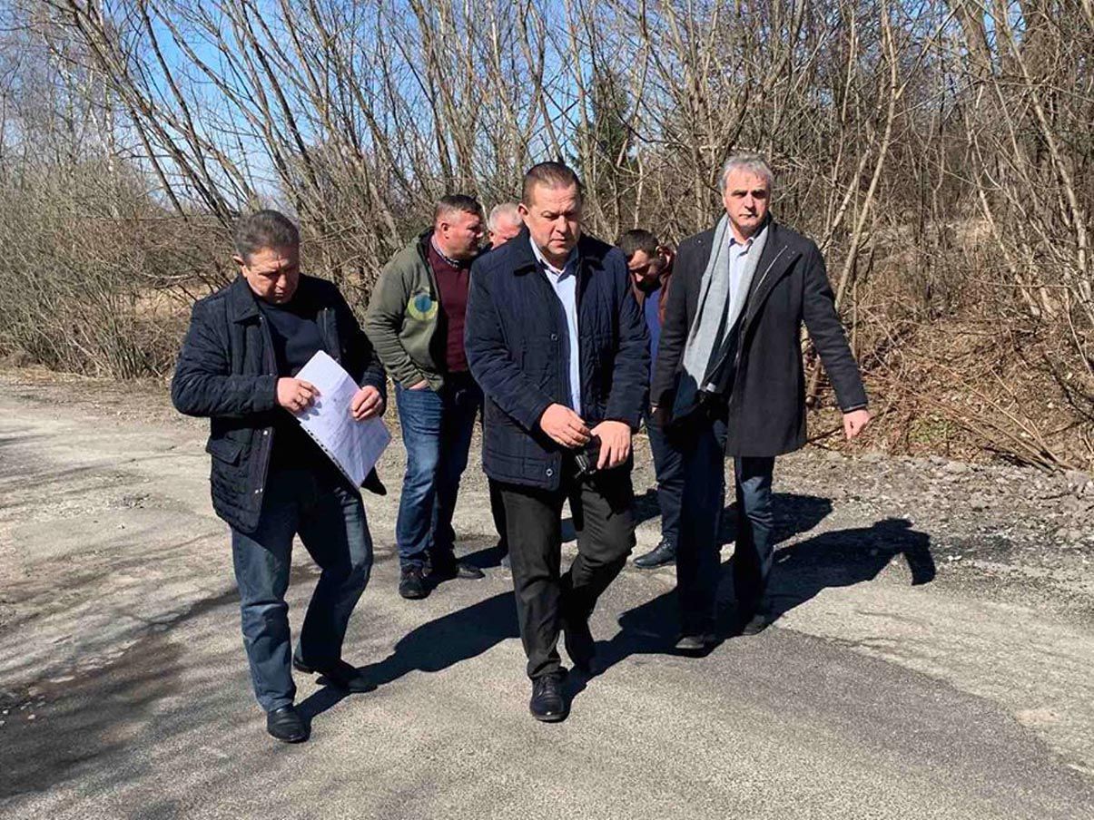 Шлях у селі Красна лататимуть... картами